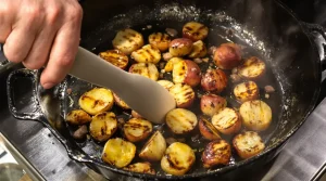 Pommes de terre au four : l’astuce toute simple qui les rend ultra croustillantes, à tous les coups