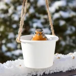 Arrêtez de jeter ce pot en plastique : les oiseaux en raffolent surtout en hiver