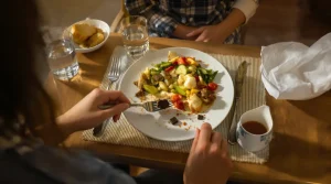 Pourquoi a-t-on si souvent envie de sucré après le repas ? On connaît enfin la réponse (et elle pourrait vraiment vous aider à y remédier)
